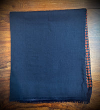 Lade das Bild in den Galerie-Viewer, Foulard écharpe vintage double face en laine et soie à motif géométrique Made in Italy