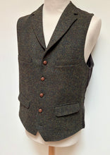 Lade das Bild in den Galerie-Viewer, Harris Tweed X Carl Gross gilet marron en pure laine vierge 54 FR