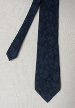 Charger l'image dans la galerie, Cravate paisley marine en grenadine de soie Made in France