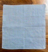 Charger l'image dans la galerie, Pochette bleue à motif géométrique en coton Made in Italy