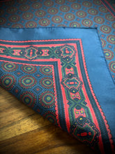 Charger l'image dans la galerie, Pochette bleue vintage en soie à motif géométrique Made in England