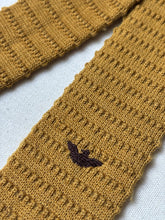 Charger l'image dans la galerie, Armani cravate tricot vintage moutarde Made in Italy