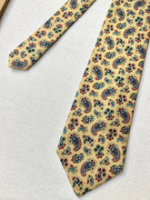 Načíst obrázek do prohlížeče Galerie, Breuer cravate jaune vintage paisley en soie Made in France