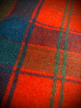 Charger l'image dans la galerie, Drake's grande écharpe à carreaux en laine et cachemire Made in Scotland
