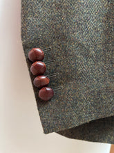 Charger l'image dans la galerie, British House X Robert Noble blazer à chevrons en laine vierge 50