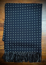 Charger l'image dans la galerie, Michael J.Drake foulard marine double face en laine d'agneau et soie Made in England