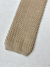 Charger l'image dans la galerie, Cravate beige maille vintage en laine Made in Italy
