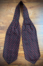 Load image into Gallery viewer, Cravate ascot vintage noire à motif géométrique Made in England