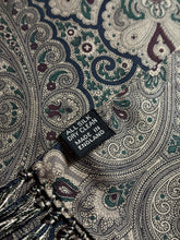 Load image into Gallery viewer, Foulard classique en soie à motif floral Made in England