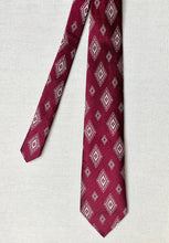 Charger l'image dans la galerie, Daniel Crémieux cravate rouge vintage en soie à motif géométrique Made in France