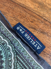 Charger l'image dans la galerie, Pochette à motif paisley en coton et soie Made in Italy