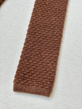 Lade das Bild in den Galerie-Viewer, Cravate tricot vintage marron noisette en alpaga mohair et laine Made in England