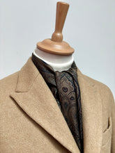 Load image into Gallery viewer, Foulard classique en soie à motif floral Made in England