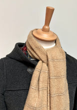 Načíst obrázek do prohlížeče Galerie, Kašmírový šátek Austin Reed béžové barvy s kostkou, vyrobený ve Skotsku