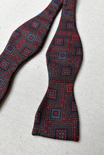 Charger l'image dans la galerie, Noeud papillon rouge vintage à motif géométrique en soie