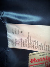 Lade das Bild in den Galerie-Viewer, Harris Tweed X Beaver’s manteau femme en tweed à chevrons 100% laine vierge 36