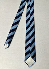 Lade das Bild in den Galerie-Viewer, Duo de cravates club vintage en soie Jacques Fath / Savile Row