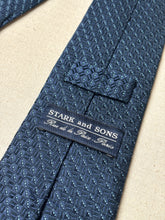 Lade das Bild in den Galerie-Viewer, Stark & Sons cravate marine en soie texturée motif géométrique Made in France