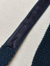 Afbeelding in Gallery-weergave laden, Harrison cravate marine vintage en tricot de soie Made in Italy