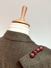 Charger l'image dans la galerie, British House X Robert Noble blazer à chevrons en laine vierge 50