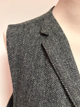 Afbeelding in Gallery-weergave laden, Harris Tweed X Tom Rusborg gilet gris à chevrons en pure laine 56