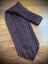 Load image into Gallery viewer, Cravate ascot vintage noire à motif géométrique Made in England