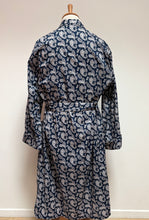 Charger l'image dans la galerie, Derek Rose X Madelios robe de chambre paisley à col châle en coton Made in England