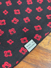 Load image into Gallery viewer, Cravate ascot vintage noire à motif géométrique Made in England