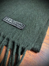 Charger l'image dans la galerie, Sulka écharpe verte en cachemire Made in Scotland