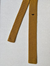 Charger l'image dans la galerie, Armani cravate tricot vintage moutarde Made in Italy