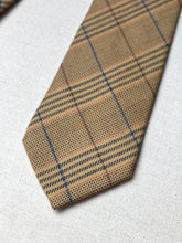 Lade das Bild in den Galerie-Viewer, Cravats of London cravate beige à carreaux en laine Made in England