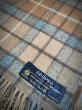 Charger l'image dans la galerie, Johnstons écharpe à carreaux en laine d'agneau Made in Scotland