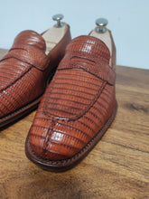 Charger l'image dans la galerie, Carmina mocassins femme en cuir de lézard cognac 6 UK/39,5 FR