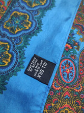 Charger l'image dans la galerie, Pochette en soie à motif floral bleu azur Made in England