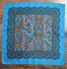 Charger l'image dans la galerie, Pochette en soie à motif floral bleu azur Made in England