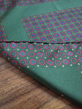 Charger l'image dans la galerie, Pochette de costume vintage verte en soie à motif floral