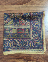 Charger l'image dans la galerie, Pochette jaune vintage en soie à motif floral Made in Italy