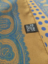Charger l'image dans la galerie, Pochette vintage jaune ocre en soie à pois Made in England