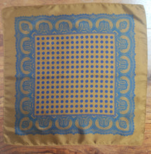 Charger l'image dans la galerie, Pochette vintage jaune ocre en soie à pois Made in England
