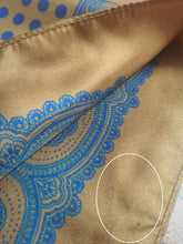 Charger l'image dans la galerie, Pochette vintage jaune ocre en soie à pois Made in England