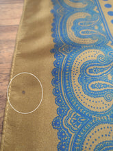 Charger l'image dans la galerie, Pochette vintage jaune ocre en soie à pois Made in England