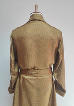 Charger l'image dans la galerie, Sambrook Witting robe de chambre vintage à col châle en pure soie Made in England