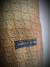 Charger l'image dans la galerie, Sambrook Witting robe de chambre vintage à col châle en pure soie Made in England