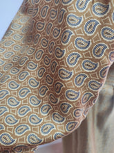 Charger l'image dans la galerie, Sambrook Witting robe de chambre vintage à col châle en pure soie Made in England