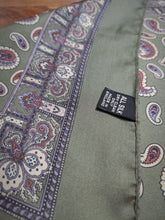 Charger l'image dans la galerie, Pochette vintage kaki et parme en soie à motif paisley Made in England
