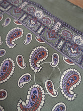 Charger l'image dans la galerie, Pochette vintage kaki et parme en soie à motif paisley Made in England