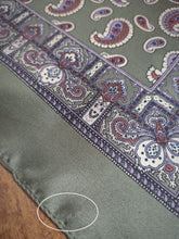 Charger l'image dans la galerie, Pochette vintage kaki et parme en soie à motif paisley Made in England