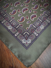 Charger l'image dans la galerie, Pochette vintage kaki et parme en soie à motif paisley Made in England