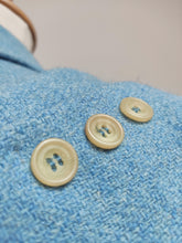 Charger l'image dans la galerie, Phist blazer femme bleu ciel vintage en laine Harris Tweed 46