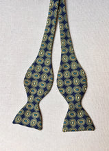 Lade das Bild in den Galerie-Viewer, Harrod's noeud papillon bleu à motif paisley en soie Made in England